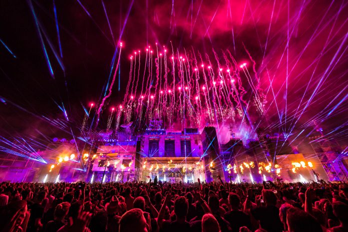 Feuerwerk über der Parookaville Mainstage von 2018 ©Alive Coverage